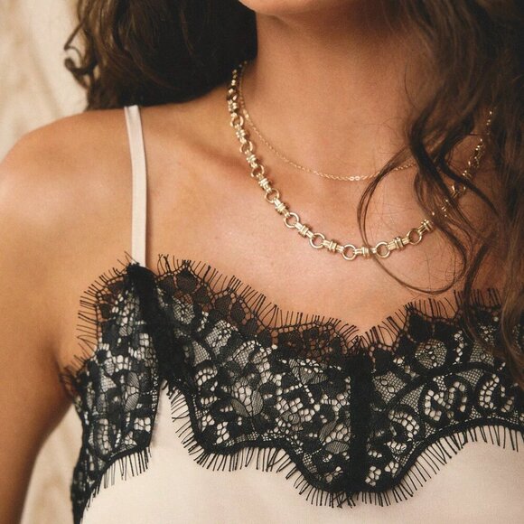 Elegant Chic Women's lace detailed Camisole Top - Picture 4 of 8